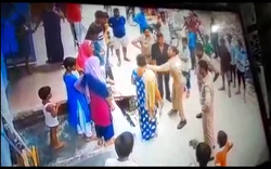 उत्तर प्रदेश: डायल 100 की सिपाहियों ने महिला पर जमकर चलाए लात-घूंसे, सीसीटीवी में कैद हुआ पूरा मामला