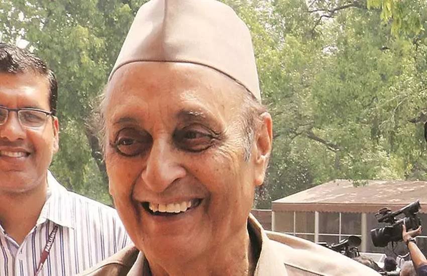 कांग्रेस के आधिकारिक रुख से अलग राय जाहिर करते हुए जम्मू-कश्मीर के पूर्व ‘सद्र-ए-रियासत’ सिंह ने एक बयान में कहा कि मुझे यह स्वीकार करना होगा कि संसद में तेजी से लिए गए निर्णयों से हम सभी हैरान रह गए। ऐसा लगता है कि इस बहुत बड़े कदम को जम्मू और लद्दाख सहित पूरे देश में भरपूर समर्थन मिला है।