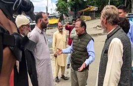 ajit doval srinagar video, kashmir, article 370 kashmir, article 370 scrapped, ajit doval, ajit doval kashmir visit, kashmir bifurcation, bifurcation of kashmir, communication in kashmir, jansatta news