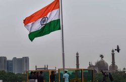 कविता: कश्मीर पर भारत का ध्वज नहीं झुकेगा…