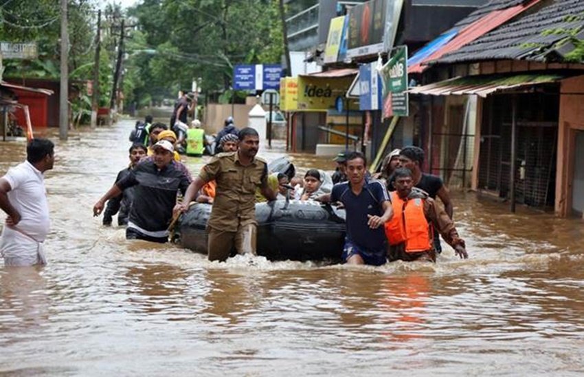 केरल में बाढ़ का कहर जारी (फोटो सोर्स: इंडियन एक्सप्रेस) केरल में बाढ़ का कहर जारी (फोटो सोर्स: इंडियन एक्सप्रेस)