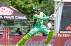 VIDEO: शोएब मलिक ने जड़े ऐसे धमाकेदार छक्के कि एक नहीं दो बार टूटा कांच