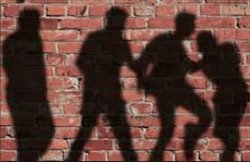 बच्चा चोरी का शक, गुस्साई भीड़ ने 2 लोगो को पीट-पीटकर किया बुरा हाल