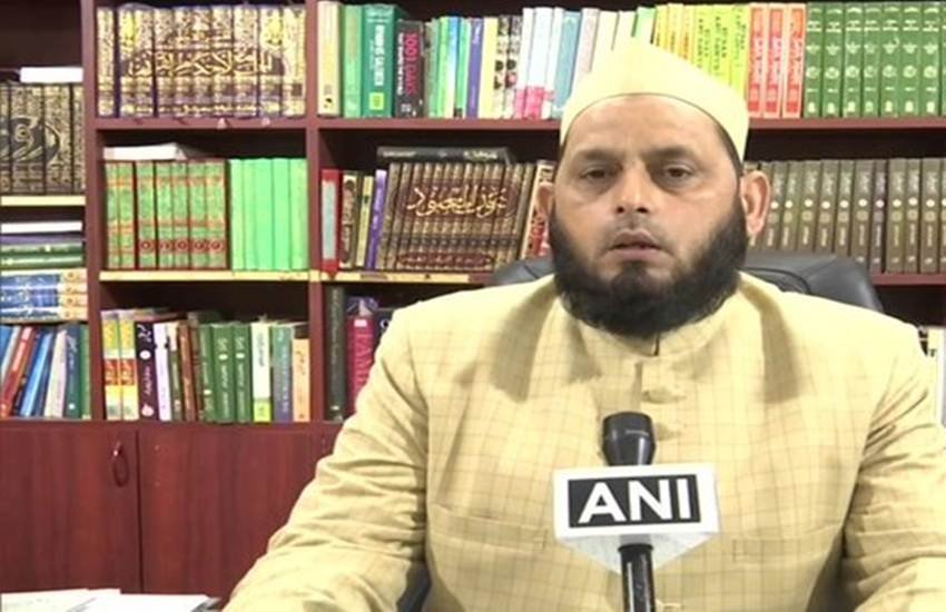 ऑल इंडिया मुस्लिम पर्सनल लॉ बोर्ड के सदस्य मौलाना केआर फिरंगी महली ने बकरीद से पहले अपील की है।(Photo - ANI)