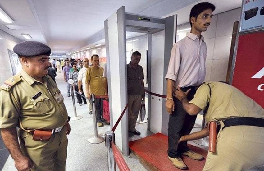 Metro train, Delhi metro, Union Housing and Urban Affairs Ministry, heavier bag, 25 kg bag in metro, metro rail, airport line, CISF, dedicated metro line for airport, Delhi govt, DMRC, free metro ride for women, dtc buses, delhi cabinet, india news, Hindi news, news in Hindi, latest news, today news in Hindi
