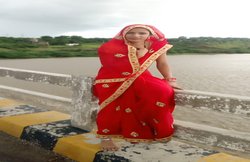 रक्षाबंधन मनाकर पति के साथ जा रही थी महिला, पैर फिसलने से नर्मदा नदी में बही, 6 महीने पहले ही हुई थी शादी