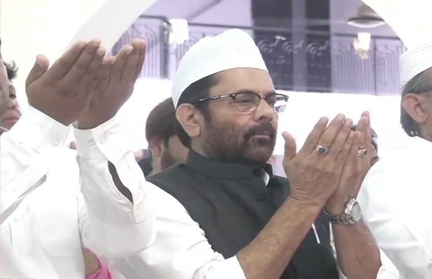 पंजा शरीफ दरगाह पर नमाज अदा करते केंद्रीय मंत्री मुख्तार अब्बास नकवी।(फोटो-एएनआई)