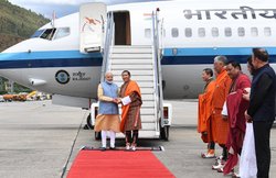 मोदी का भूटान में शानदार स्वागत, रिसीव करने खुद पहुंचे पीएम, दिया गया गार्ड ऑफ ऑनर