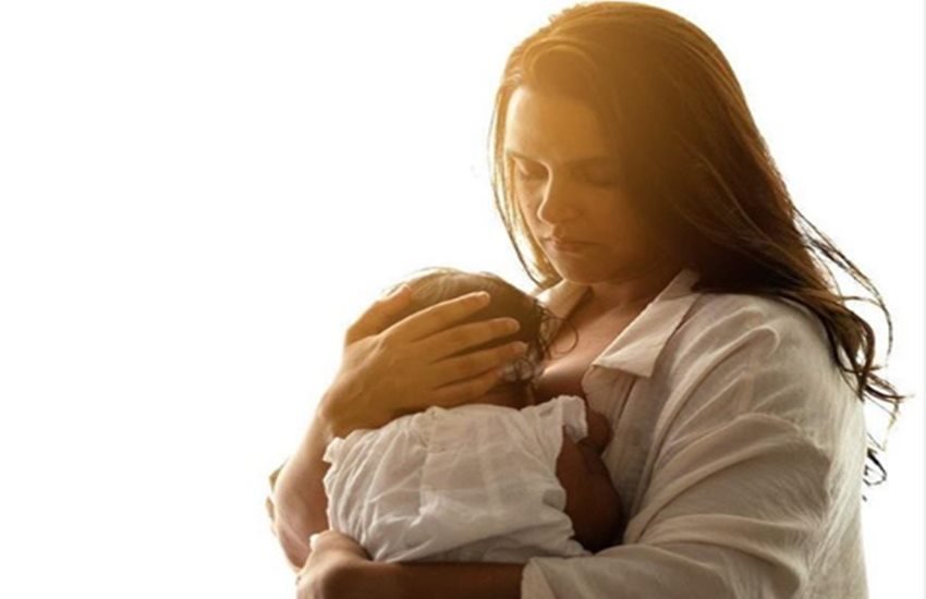 बेटी मेहर को धूप पिलाती नेहा धूपिया। फोटो सोर्स- नेहा इंस्टाग्राम। बेटी मेहर को धूप पिलाती नेहा धूपिया। फोटो सोर्स- नेहा इंस्टाग्राम।