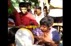 Noida: बच्चा चोरी करके भाग रहा था युवक, महिलाओं ने पकड़ लिया और खंभे से बांध चप्पलों व डंडों से पीटा