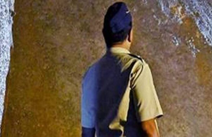 दूसरी बिरादरी के लड़के से प्यार करने की मिली सजा, आदिवासी लड़की को बेरहमी से पीटने के बाद अर्द्धनग्न कर घुमाया