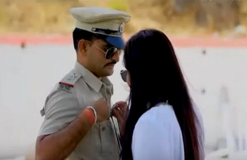वीडियो में रिश्वत लेता पुलिस अफसर (फोटो- यूट्यूब स्क्रीन ग्रैब)