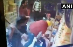 दिल्लीः रोडरेज का विरोध किया तो युवक को दुकान में घुसकर पीटा, 15 लाख रुपए भी लूट लिए