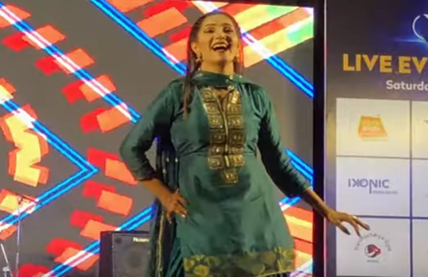 Kache Kat Le गाने पर डांस परफॉर्म करतीं सपना चौधरी।