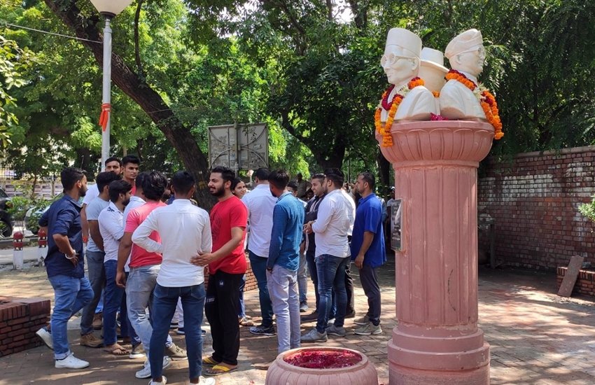दिल्ली विश्वविद्यालय के नॉर्थ कैंपस में लगाई गईं सावरकर, सुभाष चंद्र बोस व भगत सिंह की प्रतिमा। फोटो सोर्स: अभिनव शाह