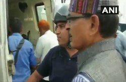 VIDEO: MP के पूर्व CM की दरियादिली, काफिला रोक रोड पर घायल शख्स को पहुंचवाया अस्पताल, खुद एंबुलेंस में चढ़ाया