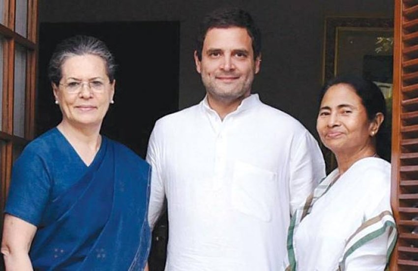 कांग्रेस की अंतरिम अध्यक्ष सोनिया गांधी पूर्व अध्यक्ष राहुल गांधी और टीएमसी अध्यक्ष ममता बनर्जी। (फाइल फोटो)