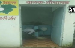 मध्यप्रदेश: स्कूल में ट्वॉयलेट साफ करते छात्रों का वीडियो वायरल, कलेक्टर ने कहा – इसमें कुछ भी गलत नहीं