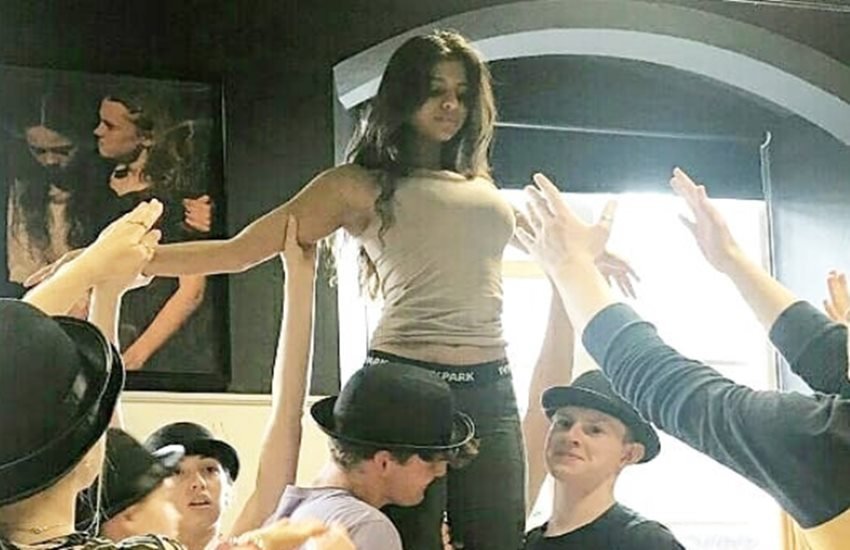 प्ले के दौरान डांस रिहर्सल करती सुहाना खान। फोटो सोर्स- सोशल मीडिया।