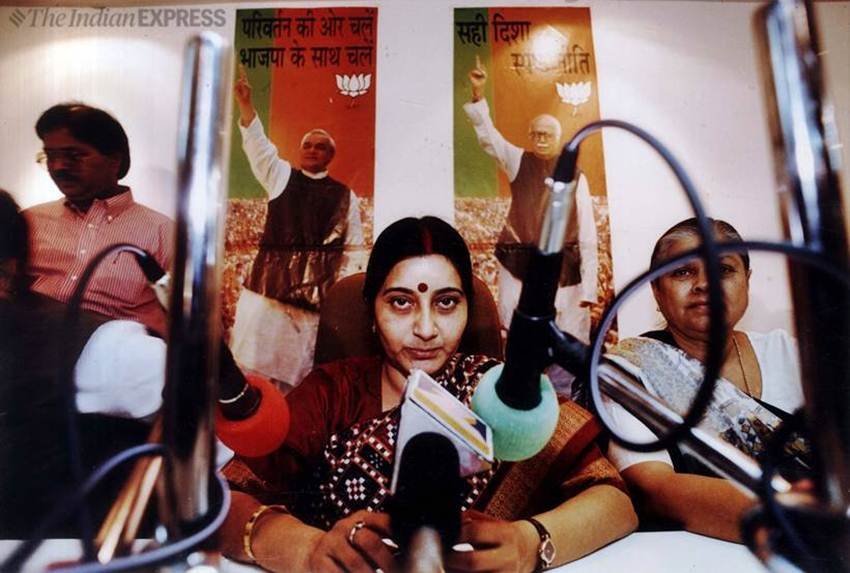 सुषमा स्वराज सितंबर 2000 से जनवरी 2003 तक अटल सरकार में सूचना प्रसारण मंत्री रहीं फिर 2003 से मई 2004 तक उन्होंने स्वास्थ और संसदीय कार्य मंत्रालय की जिम्मेदारी भी संभाली।