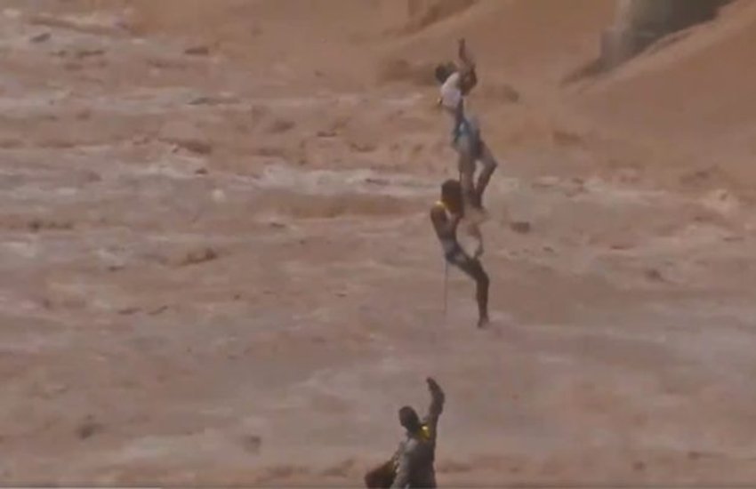 तवी नदी में रेस्क्यू ऑपरेशन करते कमांडो। (फोटो-एएनआई)