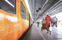 INDIAN RAILWAYS: फ्लाइट से 50% सस्ता होगा तेजस एक्सप्रेस ट्रेनों का किराया, IRCTC ने बनाया प्लान
