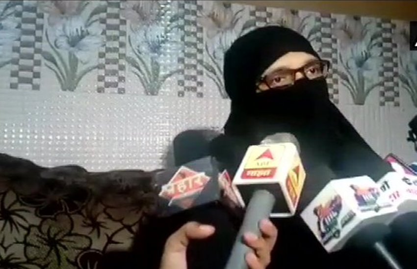 महिला ने तीन तलाक देने का लगाया आरोप 
फोटो सोर्स- एएनआई 