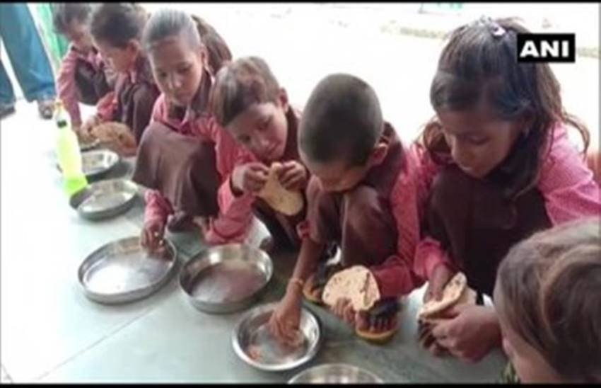 मामला उत्तर प्रदेश के मिर्जापुर के सरकारी स्कूल का है। फोटो सोर्स: ANI