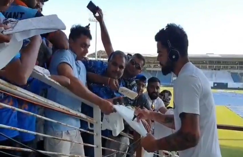 विराट कोहली ने फैंस के साथ बिताया वक्त (फोटो सोर्स-bcci )
