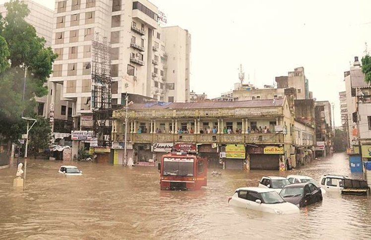 Vadodara Rains, Gujarat Weather Today Updates: वडोदरा में मकानों की पहली मंजिल पानी में डूबी, एयरपोर्ट पर तैर रहे मगरमच्छ