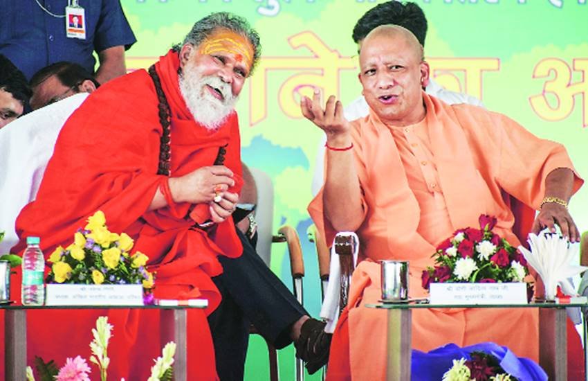  उत्तर प्रदेश के मुख्यमंत्री योगी आदित्यनाथ और अखाड़ा परिषद के अध्यक्ष महंत नरेंद्र गिरि शुक्रवार को प्रयागराज में ‘वृक्षारोपण महाकुंभ 2019’ के कार्यक्रम में।