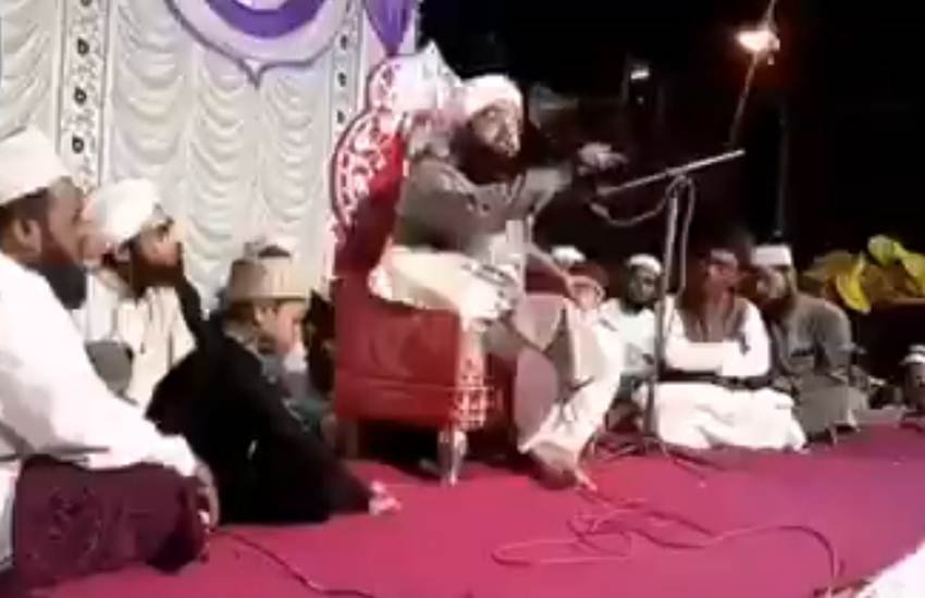 तस्वीर वायरल हो रहे वीडियो से ली गई है।
