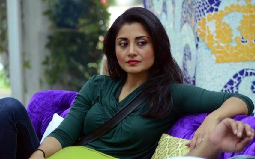 Bigg Boss 9 के लिए रिमी सेन ने 2 करोड़ का साइनिंग अमाउंट लिया था।