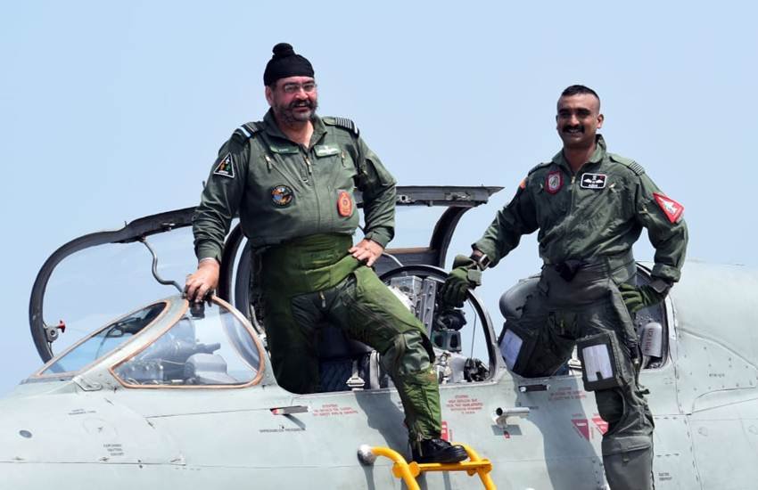 विंग कमांडर Abhinandam varthaman ने सोमवार को वायुसेना प्रमुख संग MIG 21 में उड़ान भरी।
