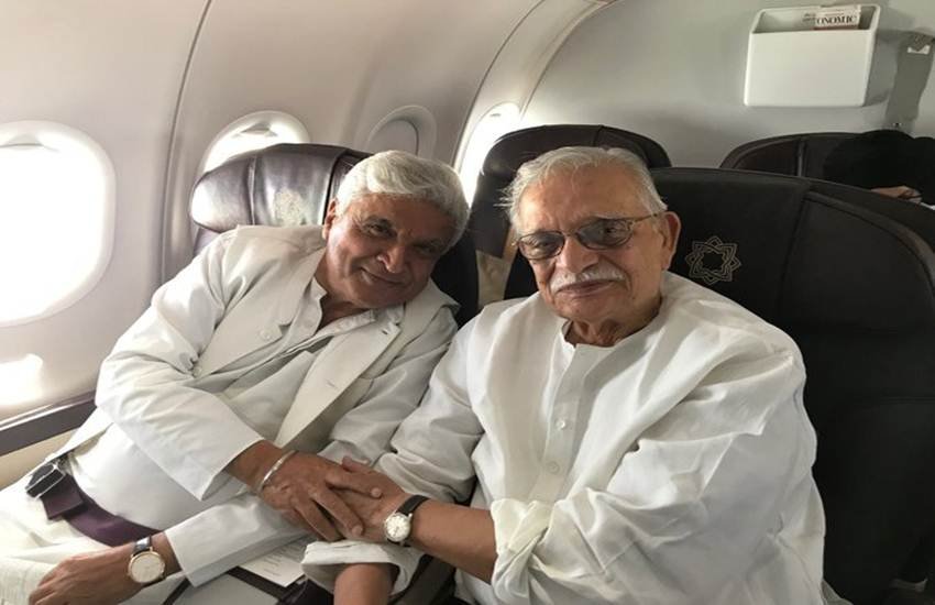गुलजार और जावेद अख्तर की इस तस्वीर को शबाना आजमी ने ट्विटर पर पोस्ट कर लोगों से कैप्शन मांगे थे।