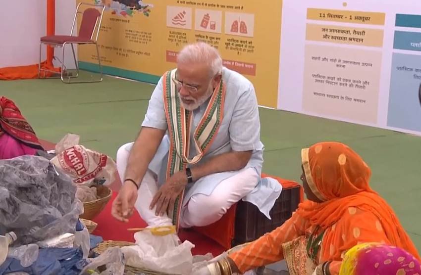 दरअसल प्लास्टिक को क्रश करने वाली मशीन की फंक्शनिंग को समझाते हुए पीएम को बताया गया कि पहले कचरे में से प्लास्टिक को अलग किया जाता है फिर उस प्लास्टिक को इस मशीन की मदद से क्रश कर दिया जाता है। इसी दौरान डेमो के लिए वहीं पास में बैठ कुछ महिलाएं कचरे से प्लास्टिक को अलग कर रही थीं।
