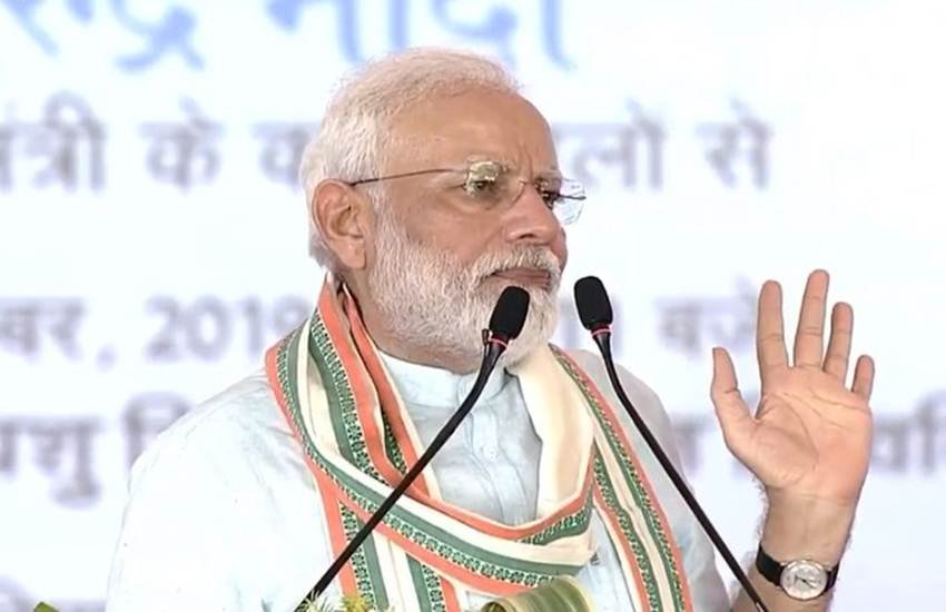 मेले का जायजा लेने केे बाद प्रधानमंत्री ने मथुरा में एक जनसभा को भी संबोधित किया।