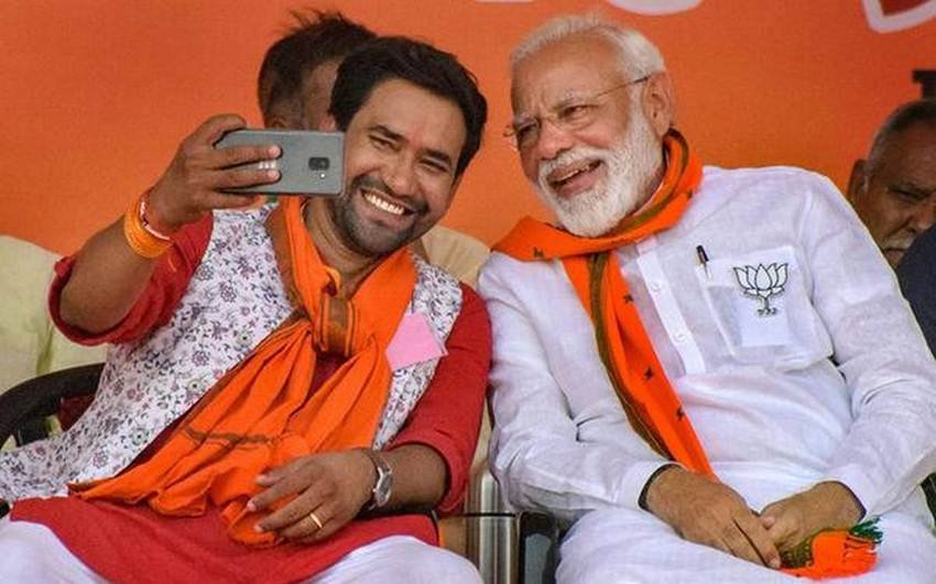 भोजपुरी सिंगर और एक्टर दिनेश लाल यादव उर्फ निरहुआ बिग बॉस के सीजन 6 के कंटेस्टेंट थे। निरहुआ को बीजेपी ने 2019 लोक सभा चुनाव में आजमगढ़ से मैदान में उतारा था। इस चुनाव में निरहुआ को हार का मुंह देखना पड़ा।(Photo: Nirahua/twitter)
