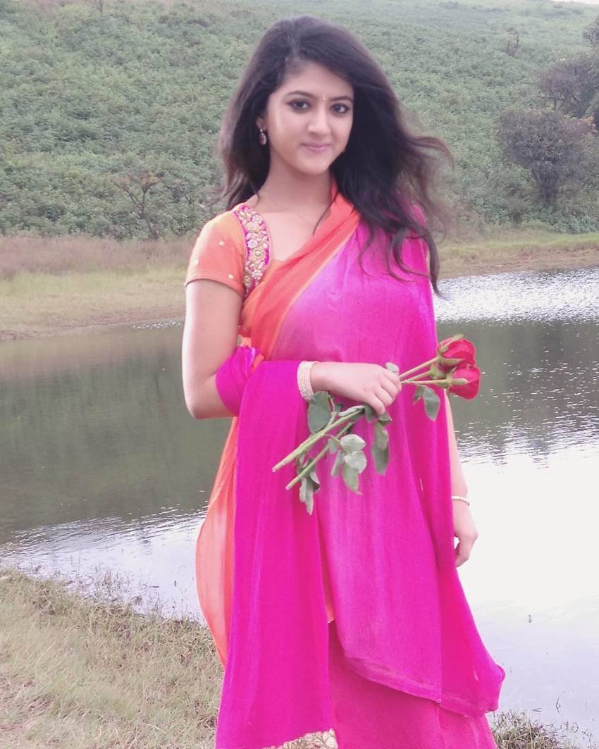श्रेया सिर्फ बड़ी ही नहीं हुई हैं बल्कि वह साउथ की फिल्मों में लीड एक्ट्रेस भी बन गई हैं।