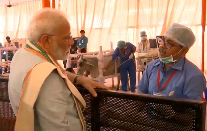 प्रधानमंत्री नरेंद्र मोदी पशु चिकित्सक से बात करते हुए (फोटो- @bjp4up)