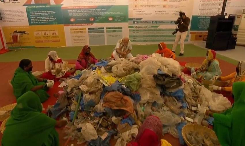 प्रधानमंत्री नरेंद्र मोदी बुधवार को मथुरा पहुंचे। मथुरा के पशु आरोग्य मेले में पहुंचकर पीएम ने कृषि से जुड़ी कई योजनाओं की शुरुआत की। इस दौरान प्लास्टिक के खात्मे के लिए एक मशीन का जायजा भी लिया जिसकी मदद से सिंगल यूज्ड प्लास्टिक, पॉलीथीन को क्रश किया जा सकता है। मेले में घूमते हुए एक वक्त ऐसा भी आया जब प्रधानमंत्री जमीन पर बैठ कूड़ा छांटने लगे। (All Photos: @bjplive/twitter)