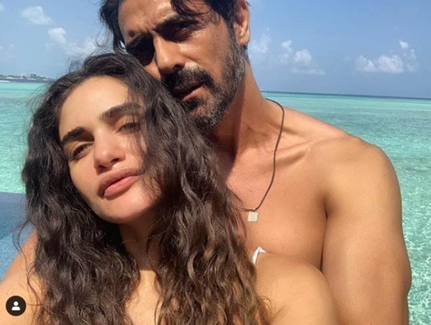 गैब्रिएला डेमेट्रिएड्स ने हाल ही में बॉयफ्रेंड अर्जुन रामपाल के बच्चे को जन्म दिया है। इसी साल अर्जुन ने गैब्रिएला से अपने रिलेशनशिप को इस रोमांटिक तस्वीर के जरिए पब्लिक किया था।