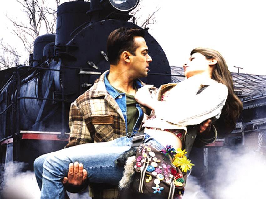 1 अप्रैल 2005 को सलमान खान की एक फिल्म रिलीज हुई थी। फिल्म का नाम था लकी: नो टाइम फॉर लव। रिलीज से पहले ही फिल्म की बहुत ज्यादा पब्लिसिटी हो रखी थी। पब्लिसिटी का कारण थीं फिल्म की एक्ट्रेस स्नेहा उल्लाल। स्नेहा उल्लाल के बारे में तब कहा जा रहा था कि सलमान खान ऐश्वर्या से ब्रेकअप के बाद हूबहू उन्हीं की तरह दिखने वाली एक्ट्रेस को लॉन्च कर रहे हैं। स्नेहा को ऐश्वर्या का हमशक्ल बताया जाने लगा। इतनी पब्लिसिटी के बाद भी फिल्म आई और बुरी तरह फ्लॉप हो गई। फिल्म फ्लॉप होने के बाद क्या हुआ स्नेहा उल्लाल का आइए डालते हैं एक नजर-