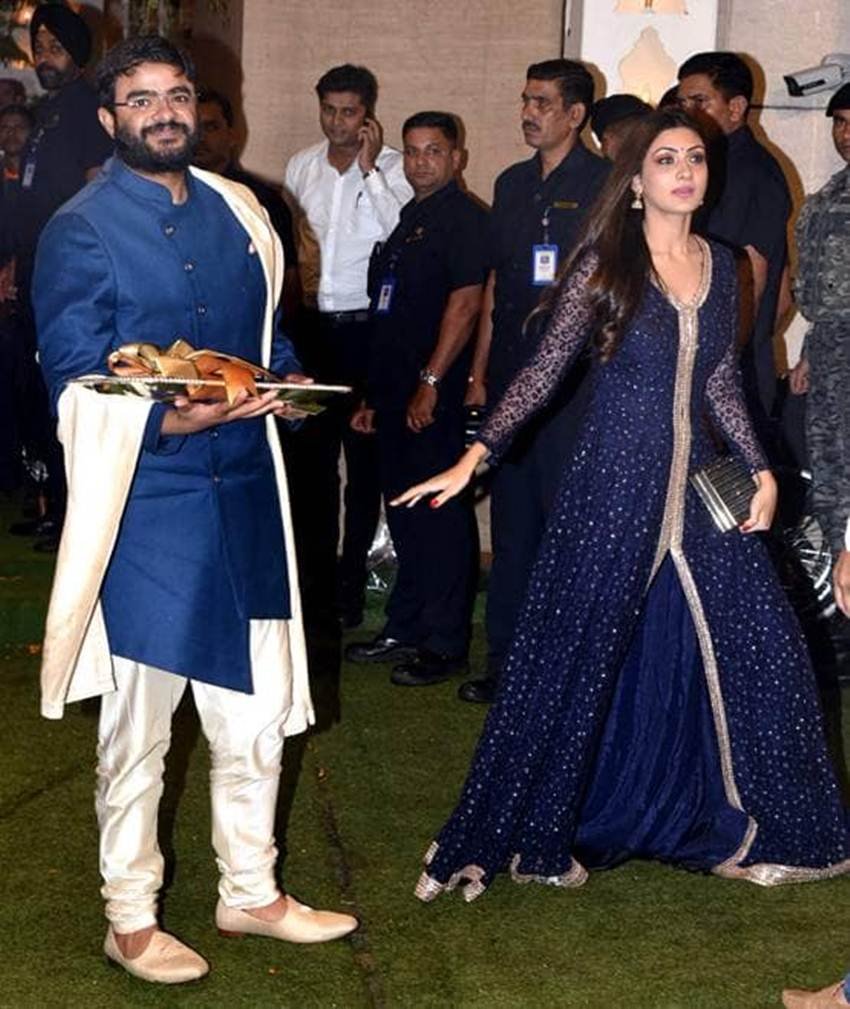 दरअसल मुंबई में मुकेश अंबानी ने अपने घर पर गणेश चतुर्थी पर पूजा का आयोजन किया था। यहां तमाम सेलिब्रिटीज के साथ ही सिद्धार्थ चोपड़ा भी पहुंचे थे।