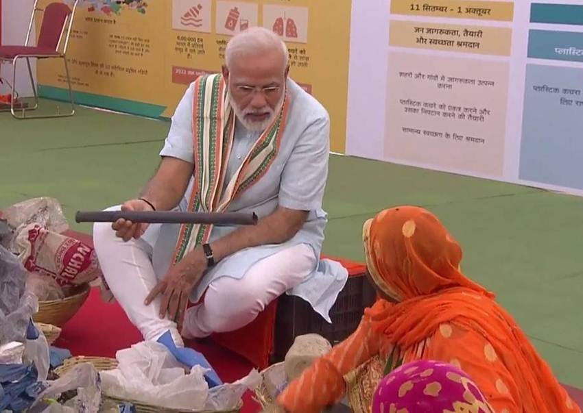 प्रधानमंत्री भी उन्हीं महिलाओं के साथ बैठ गए और कचरा छांटने लगे।
