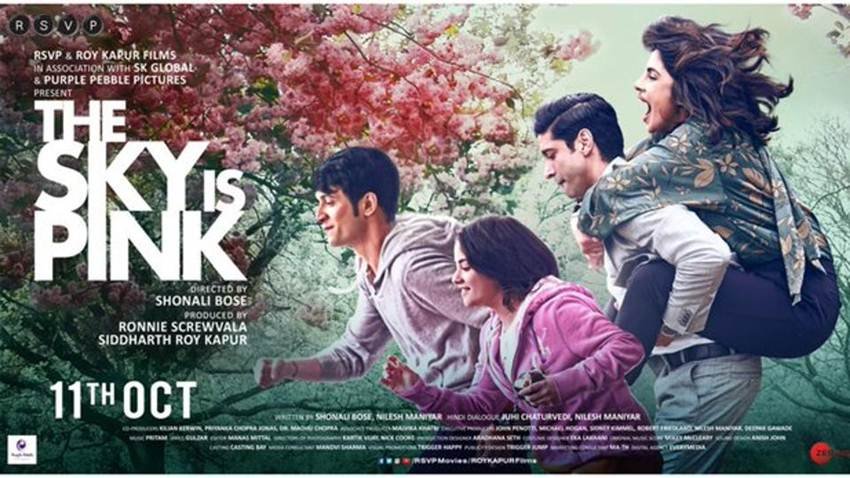 प्रियंका चोपड़ा(Priyanka Chopra) की अपकमिंग फिल्म द स्काई इज पिंक( The Sky is Pink ) का ट्रेलर मंगलवार को रिलीज हो गया है। ट्रेलर रिलीज के साथ ही लोगों के बीच इस फिल्म को लेकर काफी उत्साह देखा जा रहा है। सोशल मीडिया पर फिल्म को लेकर लोग अपनी प्रतिक्रियाएं दे रहे हैं। इन सबके बीच प्रियंका चोपड़ा को महाराष्ट्र पुलिस की तरफ से 7 साल कैद और जुर्माने की हिदायत दे दी गई है। (फोटो सोर्स- YouTube)