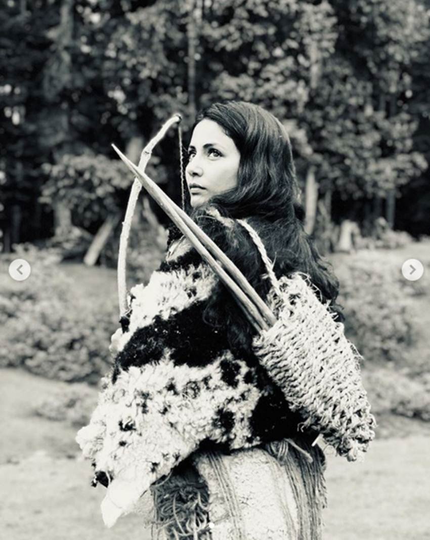 हिना खान ने कंट्री ऑफ ब्लाइंड से अपने किरदार की तस्वीर शेयर की है। इस फिल्म में हिना खान गोशा नाम की लड़की का किरदार निभा रही हैं।