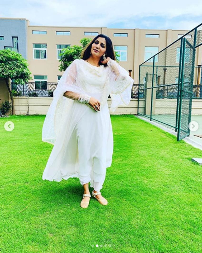 सपना ने स्टेज पर अपना हुनर दिखाना शुरू किया तो कुछ पैसे भी आने लगे। धीरे-धीरे सपना की डिमांड बढ़ती चली गई और फिर वह निजी और सार्वजनिक समरोहों में आमंत्रित की जाने लगीं।