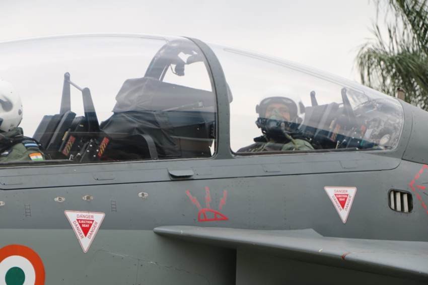 इस भारतीय लड़ाकू विमान में एंटीशिप मिसाइल, बम और रॉकेट भी लगाए जा सकते हैं।