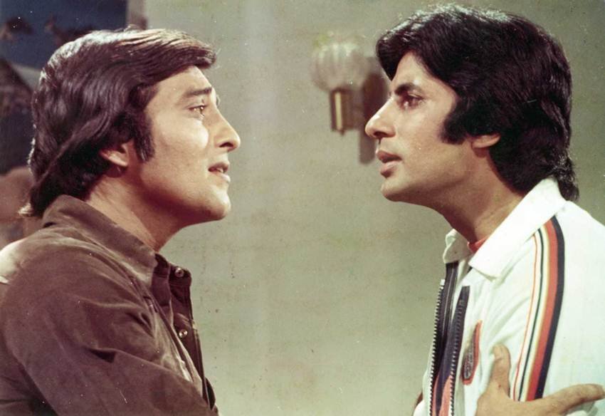 Amitabh Bachchan - Vinod Khanna: 70-80 के दशक में शशि कपूर के अलावा अमिताभ बच्च्न की जोड़ी विनोद खन्ना के साथ भी खूब हिट रही। दोनों ने साथ में परवरिश, रेशमा और शेरा, मुकद्दर का सिकंदर, हेरा फेरी और अमर अकबर एंथोनी जेसी फिल्मों से दर्शकों का दिल जीता। (Photo: You Tube)